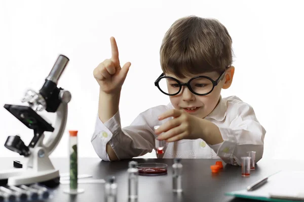 Jóvenes científicos químicos. Doctor, asistente de laboratorio . — Foto de Stock