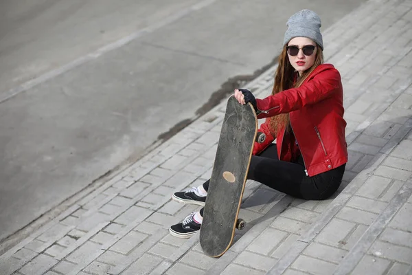 Een meisje van jonge hipster is een skateboard rijden. Meisjes vriendinnen f — Stockfoto