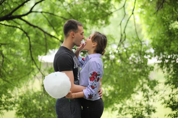 Beau jeune couple en promenade — Photo