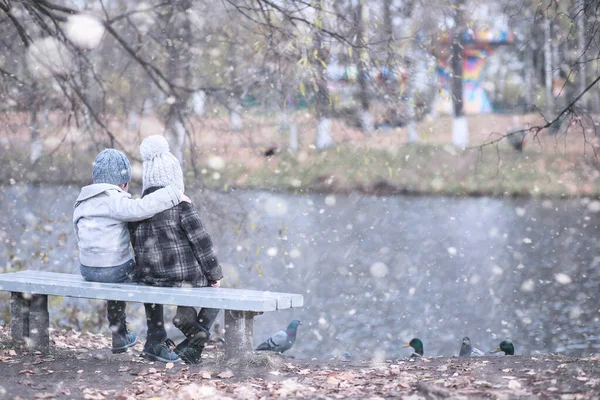 孩子们在公园里走第一场雪 — 图库照片