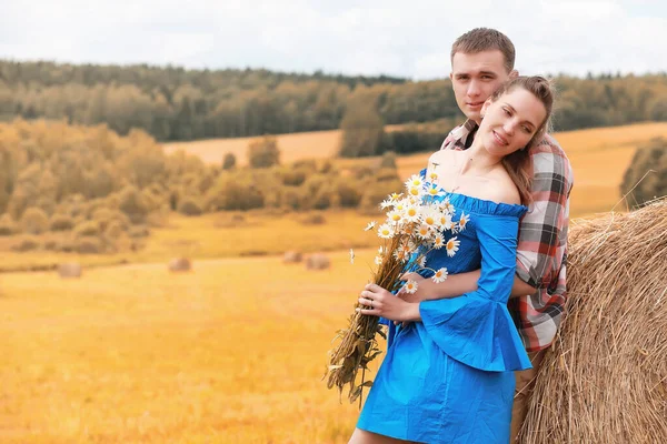 Couple en promenade dans les champs de campagne — Photo