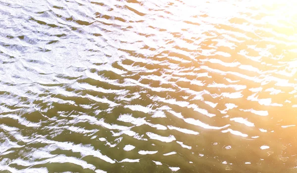 Lago del Paisaje. Textura de agua. El lago está al amanecer. La boca — Foto de Stock