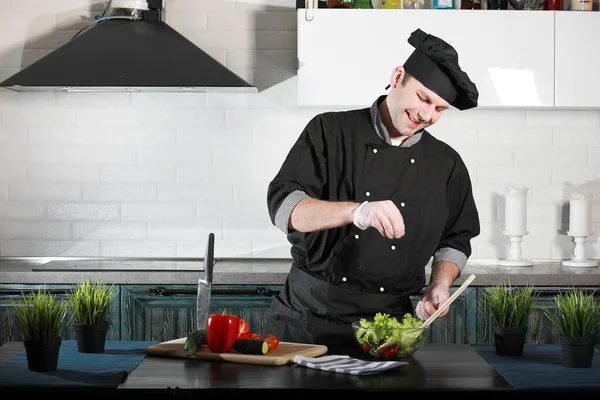 Homem cozinheiro preparar comida na cozinha de legumes — Fotografia de Stock