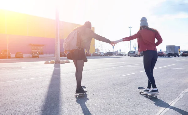 Una joven hipster está montando un monopatín. Chicas novias f —  Fotos de Stock