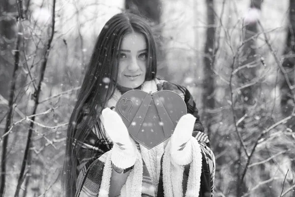 一个女孩在冬天阴天 — 图库照片