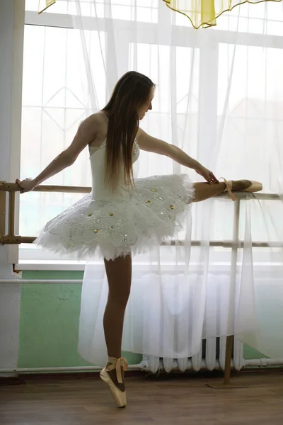 Όμορφο κορίτσι χορευτής μπαλέτου εξάσκηση — Φωτογραφία Αρχείου