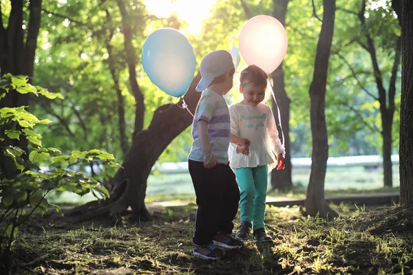 Los niños pequeños están caminando en un parque —  Fotos de Stock