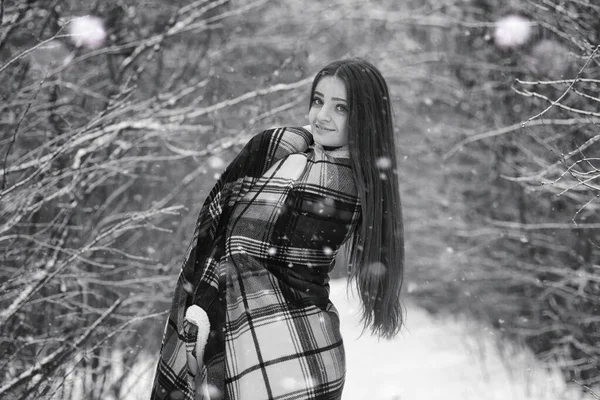 Ένα κορίτσι σε μια συννεφιασμένη μέρα του χειμώνα — Φωτογραφία Αρχείου