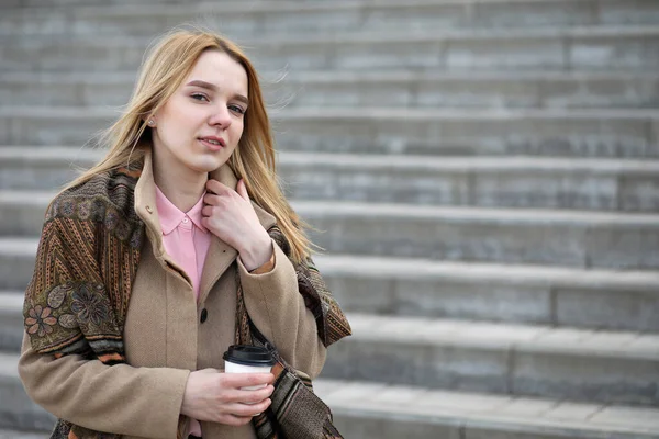 Blonde mignonne dans la ville boire du café — Photo