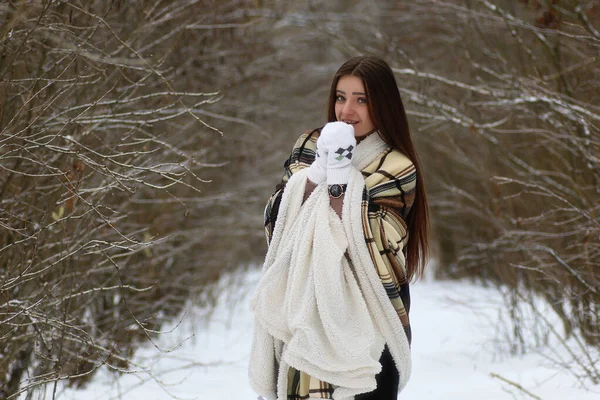 Young beautiful girl in winter snowy day — Stock Photo, Image