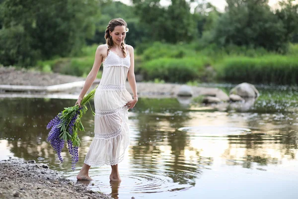 Ragazza con un mazzo di fiori blu — Foto Stock