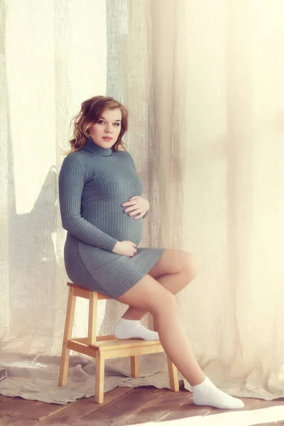 빈티지 홈에 임신 젊고 아름 다운 여자 — 스톡 사진