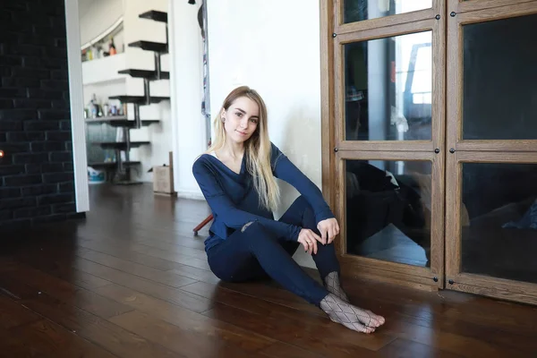 Chica joven en casa relajante —  Fotos de Stock