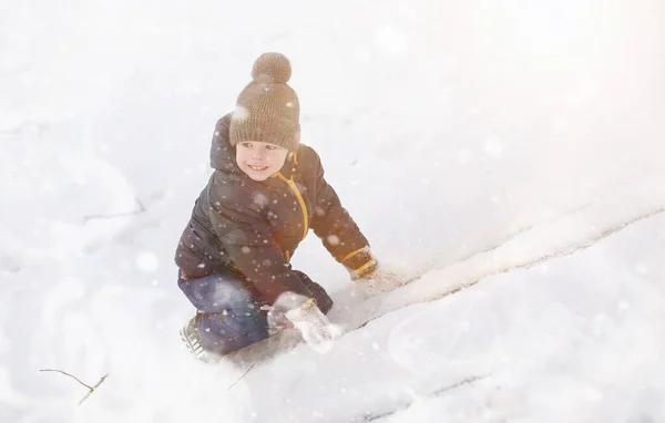Děti si v zimě hrají venku. Sněhové hry na ulici. — Stock fotografie
