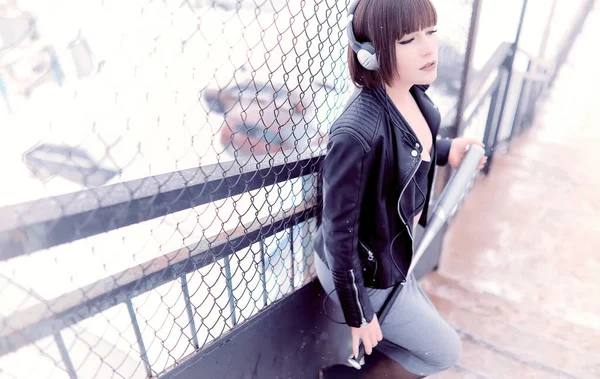 Chica en auriculares escuchando música al aire libre — Foto de Stock