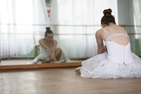 Красивая балетная танцовщица — стоковое фото