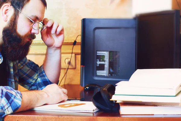 Male work computer pen write — Stock Photo, Image