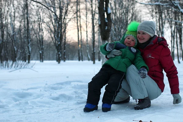 Kışın çocuklu genç bir aile — Stok fotoğraf
