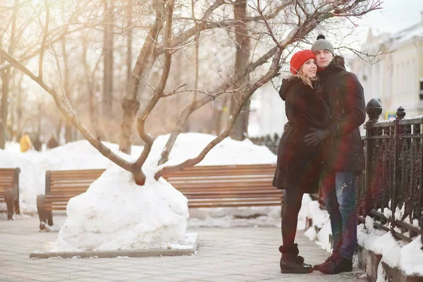 Jovem casal caminhando pelo inverno — Fotografia de Stock