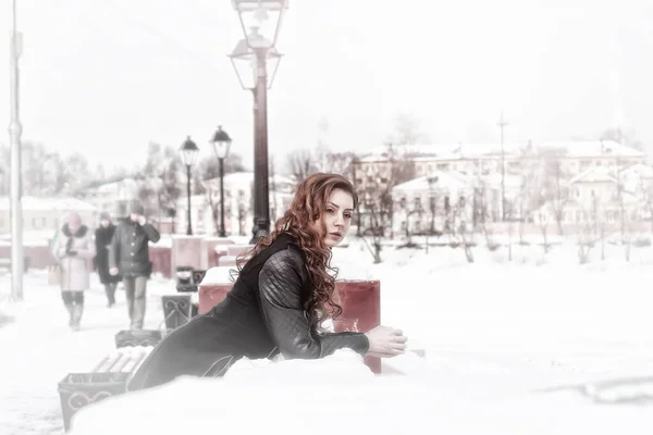 Mujer Posando Calle Invierno Cubierta Nieve —  Fotos de Stock