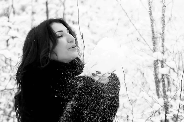 Νεαρό Κορίτσι Μια Βόλτα Μια Χειμωνιάτικη Χιονισμένη Μέρα Στο Πάρκο — Φωτογραφία Αρχείου