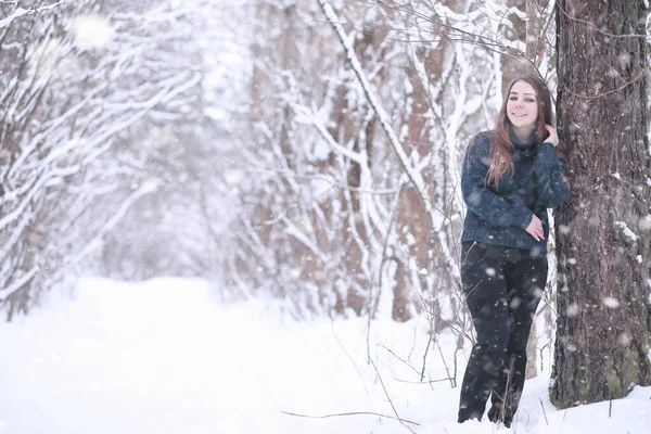 在雪地里的冬季公园里的女孩 — 图库照片