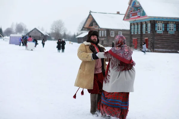 ロシアの農民の伝統的な冬の衣装のカップル — ストック写真