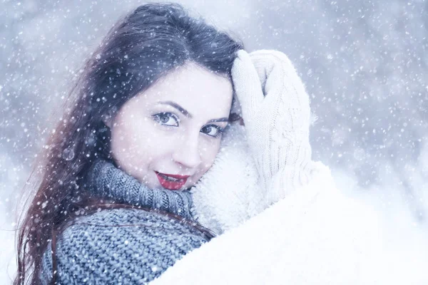 Menina bonita em uma bela neve de inverno — Fotografia de Stock