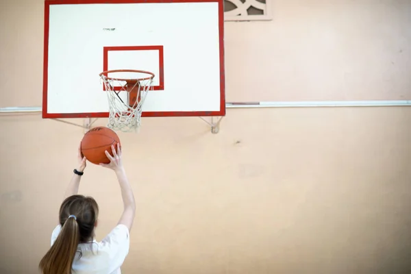 Chica en el gimnasio jugando baloncesto — Foto de Stock