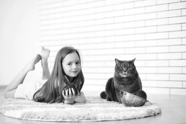 Маленька дівчинка на підлозі чорно-біла — стокове фото