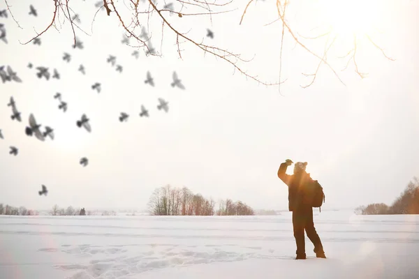 Człowiek na spacerze. Zimowy krajobraz. Turystyczna podróż zimą. — Zdjęcie stockowe