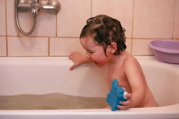 Boy Jugar Baño Durante Los Procedimientos Agua —  Fotos de Stock