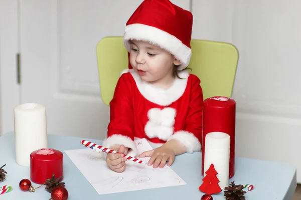 Il bambino sta scrivendo una lettera a Babbo Natale — Foto Stock