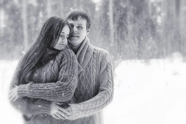 Una pareja cariñosa en un paseo de invierno. Hombre y mujer en una cita en el — Foto de Stock