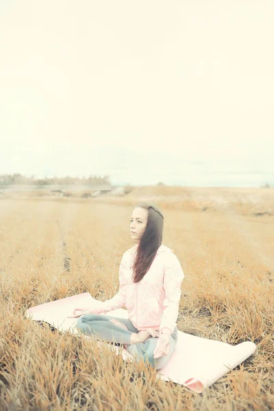 Flickan i yoga på friluftsliv — Stockfoto