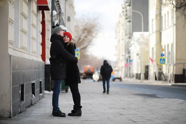 Jovem casal caminhando pelo inverno — Fotografia de Stock