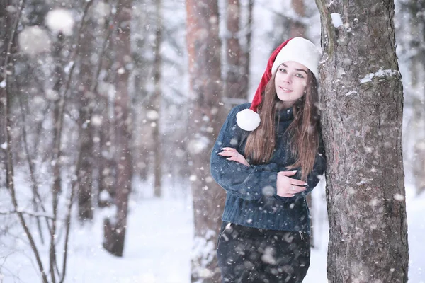 Girl in a winter park in snowfall — Stock Photo, Image