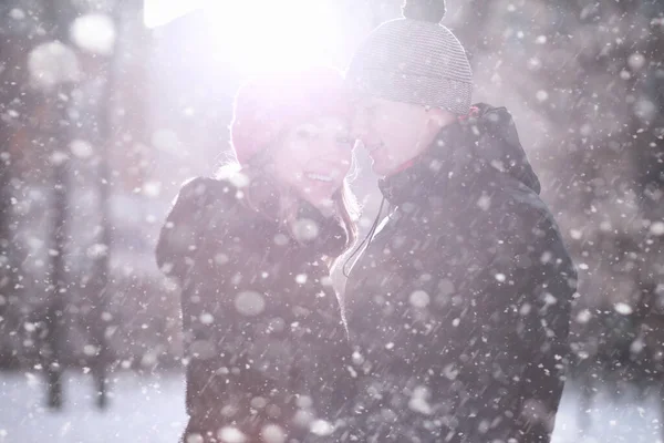 Młoda para spacerująca przez zimę — Zdjęcie stockowe