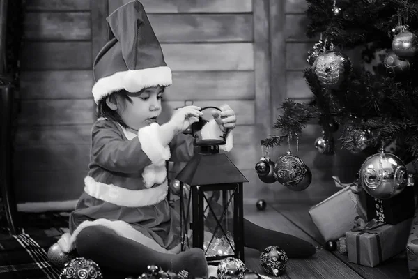 Ett barn som väntar på jultomten — Stockfoto
