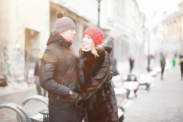 Giovane coppia a piedi attraverso l'inverno — Foto Stock