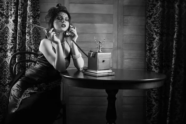 1930-as években a gyönyörű lány dohányzik fekete-fehér — Stock Fotó