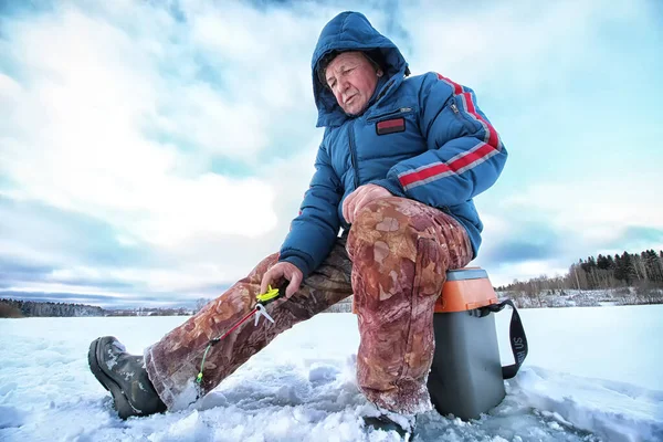 Pescador de invierno lago — Foto de Stock