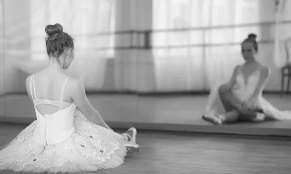 Mladá baletka na warm-up. Baletka se připravuje na — Stock fotografie