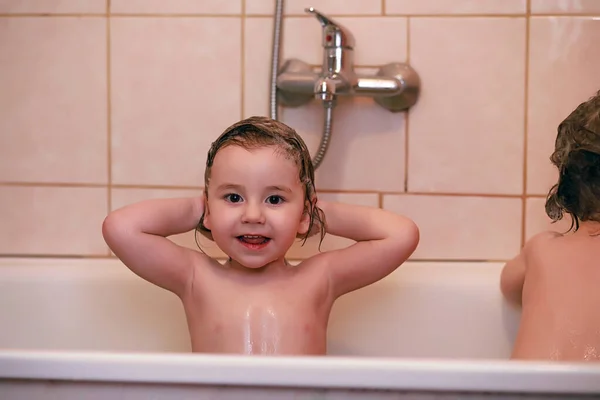 Les Filles Jouent Dans Salle Bain Pendant Les Procédures Eau — Photo