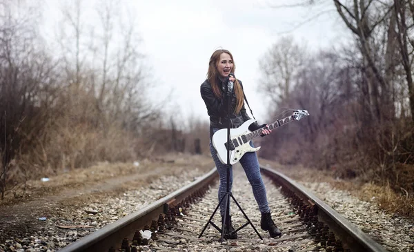 Hermosa chica rockera con guitarra eléctrica. Una musicia de roca — Foto de Stock