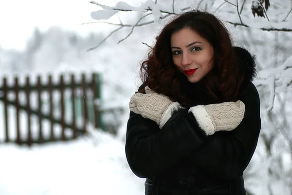 A szép lány a téli havas napon — Stock Fotó