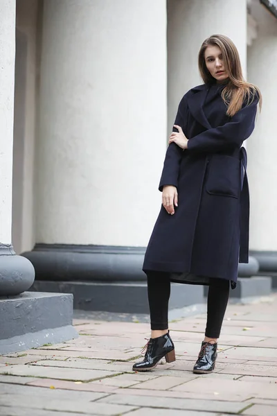 Belle fille dans un manteau dans les affaires du centre-ville — Photo