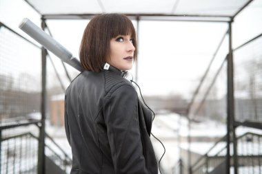 Kız müzik açık havada için dinlerken kulaklık