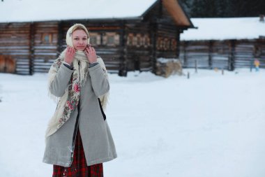 Rusya 'da geleneksel ortaçağ köylü kışı kostümlü kadın.