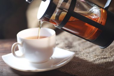 Bir hizmet tabloda çay demlendi